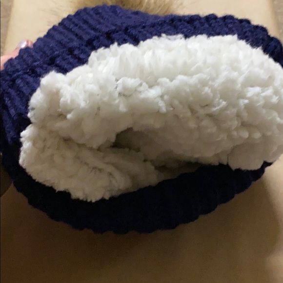 Winter hat with pompom. - Picture 3 of 3